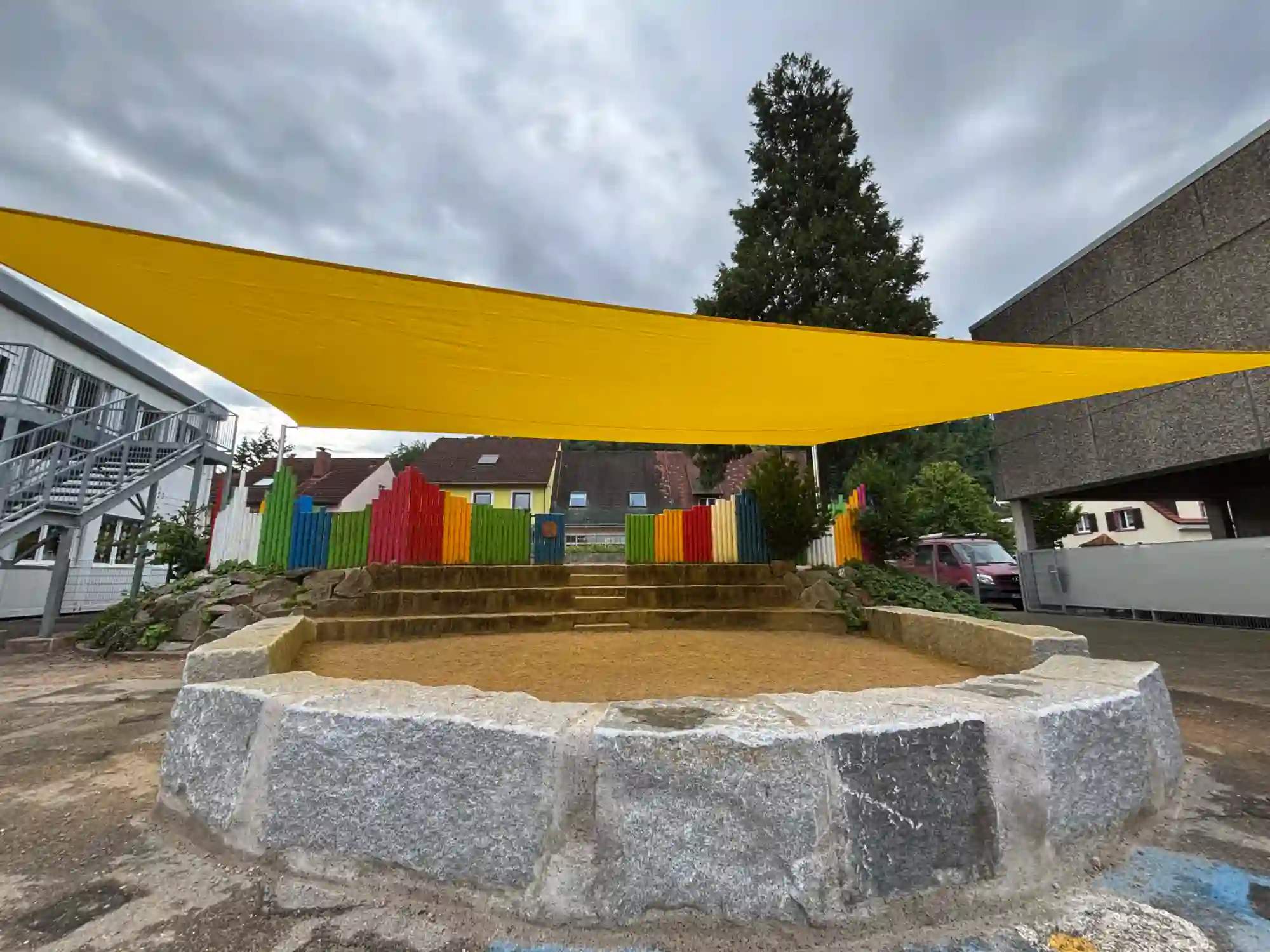 Gelbes Sonnensegel über Spielplatz