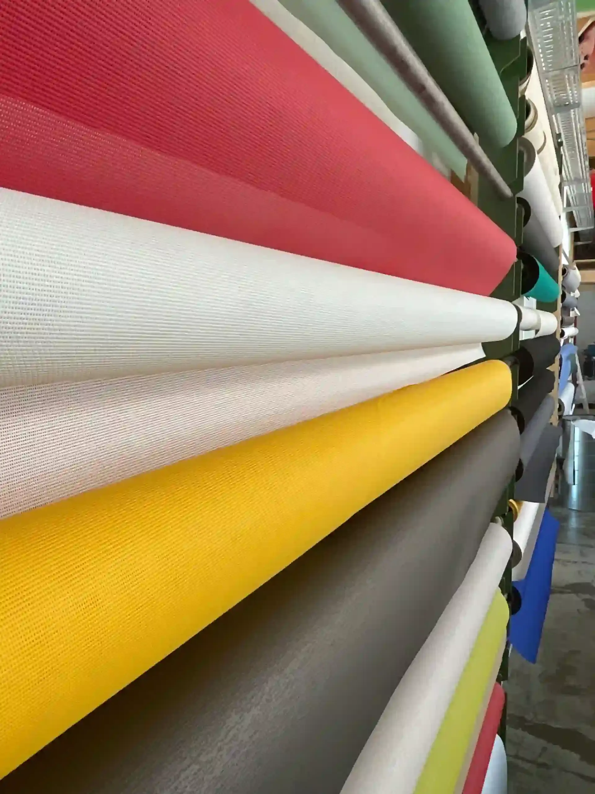 Verschiedene Farben eines Sonnensegels bei Bootsmann